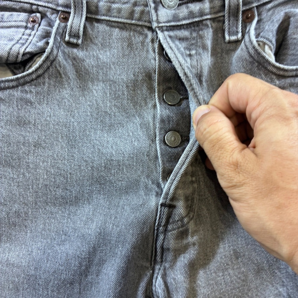 Levis 501 Original Fit Grey Denim Jeans Mens 32x34 Button Fly 00501-2370 - Picture 4 of 8